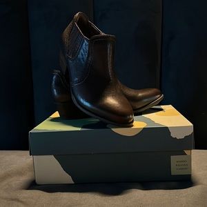 NEW..EARTH Ankle Boots/Shoes “Peak Peru”size 9 currently selling for $149